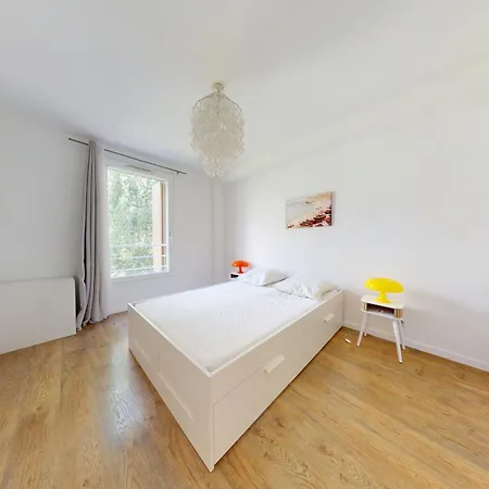 Bright And Spacious Near Paris